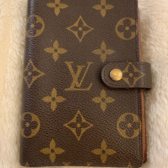 Louis Vuitton Accessories - 🎁🗣24 Hour Sale💯% Authentic Louis Vuitton Agenda/Passport Holder in Monogram